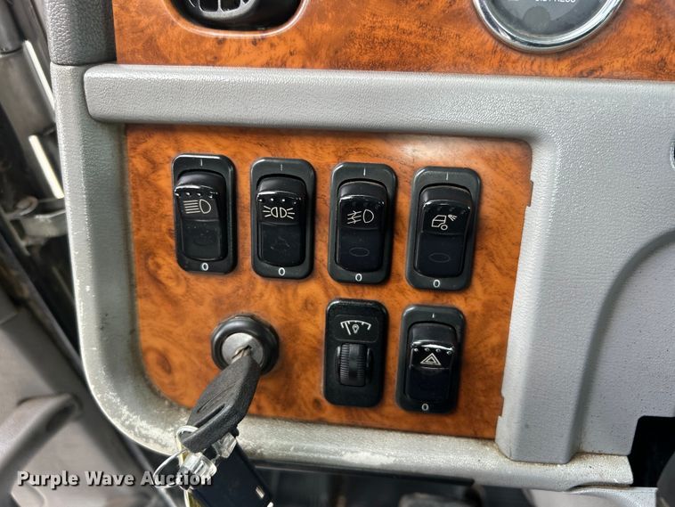 image for item EG1596 2006 Peterbilt  385 semi truck