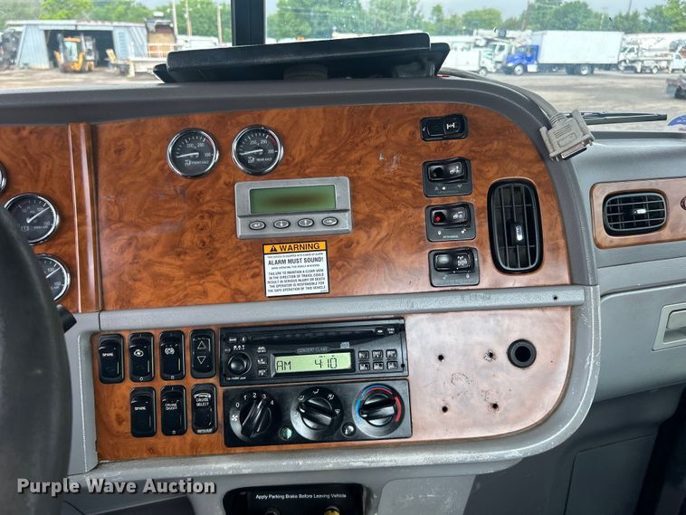 image for item EG1596 2006 Peterbilt  385 semi truck
