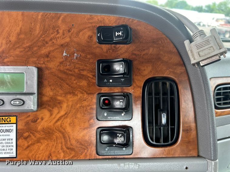 image for item EG1596 2006 Peterbilt  385 semi truck