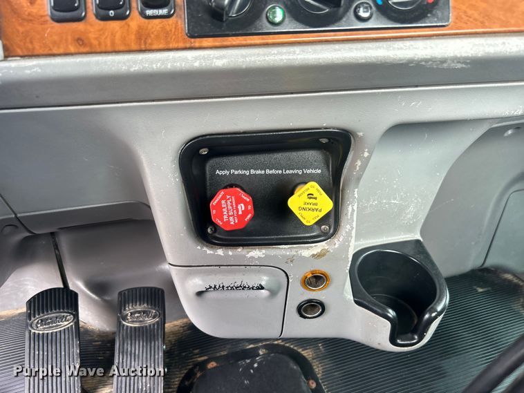 image for item EG1596 2006 Peterbilt  385 semi truck