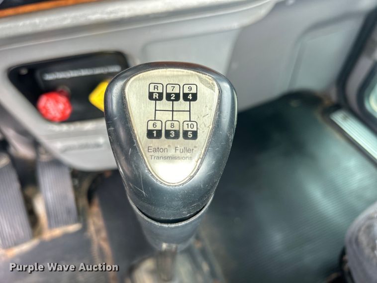 image for item EG1596 2006 Peterbilt  385 semi truck