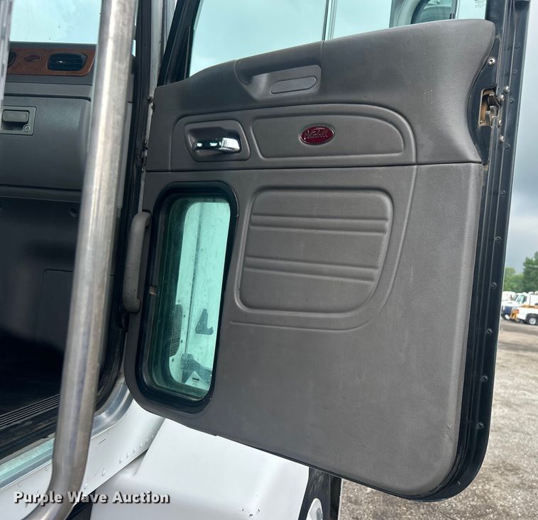 image for item EG1596 2006 Peterbilt  385 semi truck