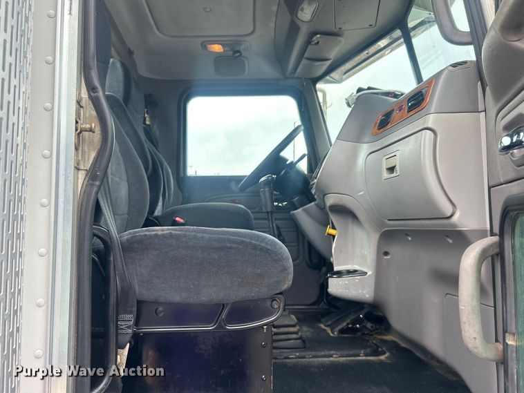 image for item EG1596 2006 Peterbilt  385 semi truck