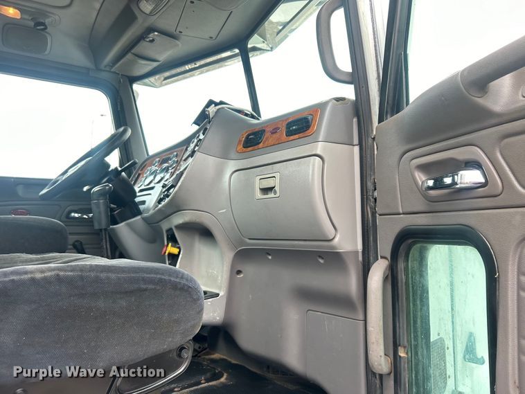 image for item EG1596 2006 Peterbilt  385 semi truck