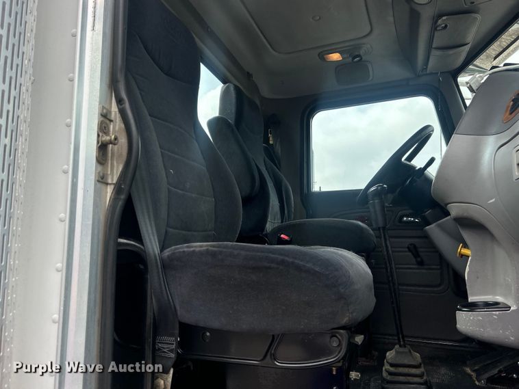 image for item EG1596 2006 Peterbilt  385 semi truck
