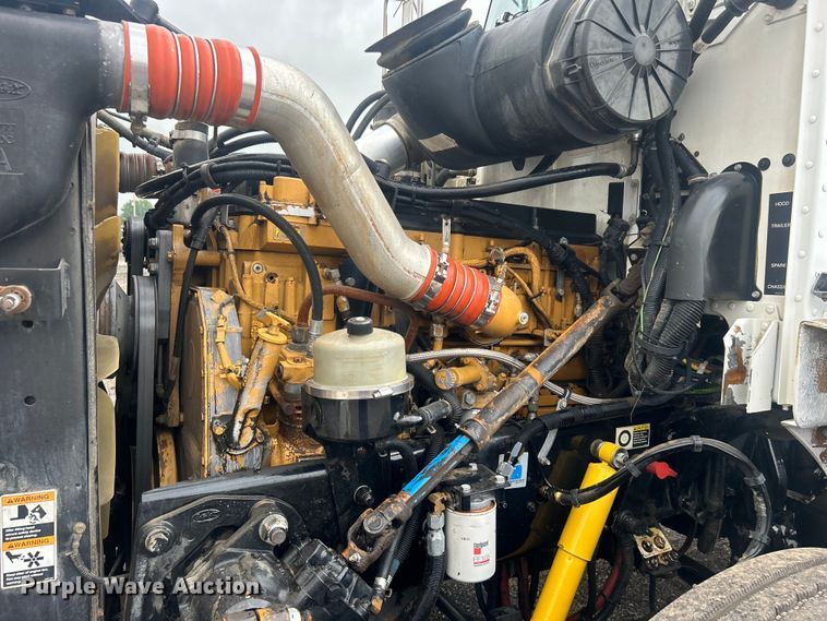 image for item EG1596 2006 Peterbilt  385 semi truck
