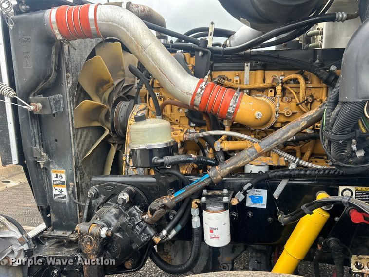 image for item EG1596 2006 Peterbilt  385 semi truck