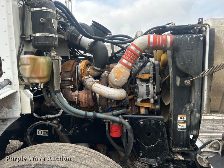 image for item EG1596 2006 Peterbilt  385 semi truck