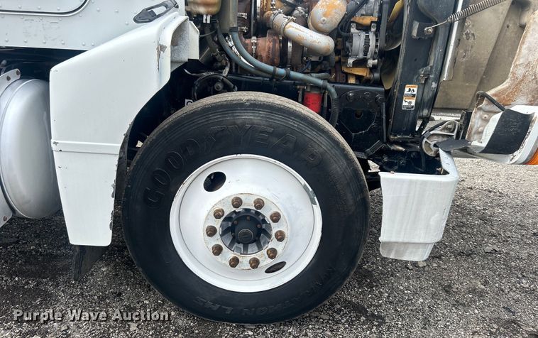 image for item EG1596 2006 Peterbilt  385 semi truck
