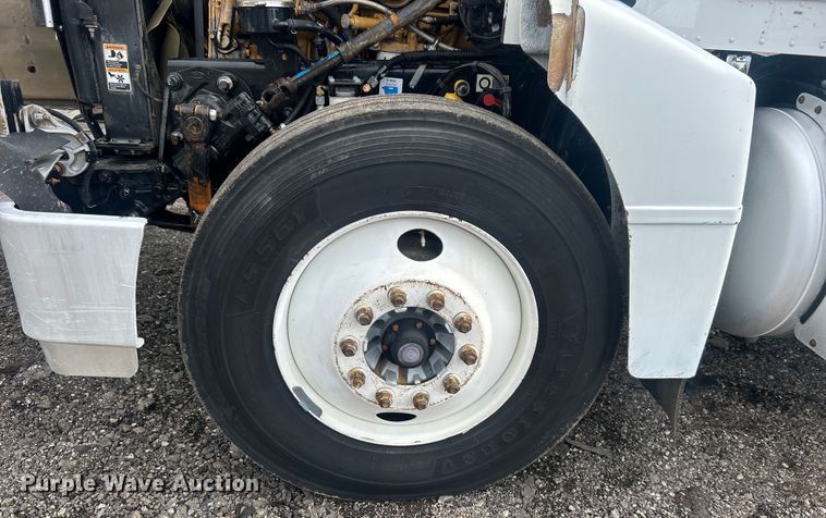 image for item EG1596 2006 Peterbilt  385 semi truck