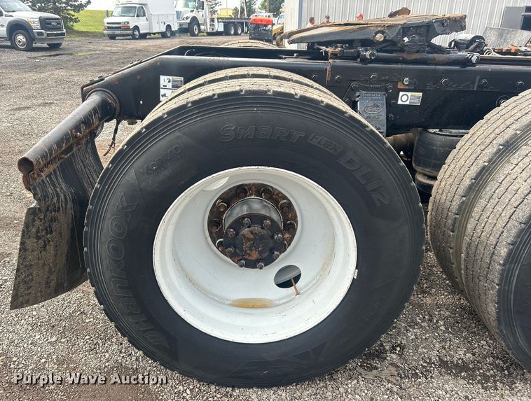 image for item EG1596 2006 Peterbilt  385 semi truck