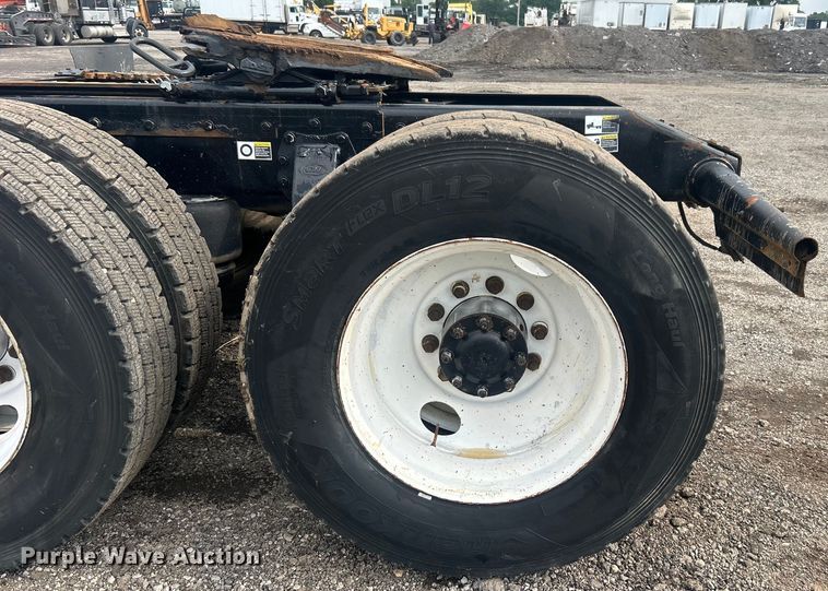 image for item EG1596 2006 Peterbilt  385 semi truck