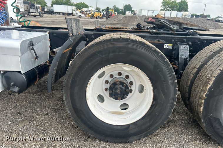 image for item EG1596 2006 Peterbilt  385 semi truck