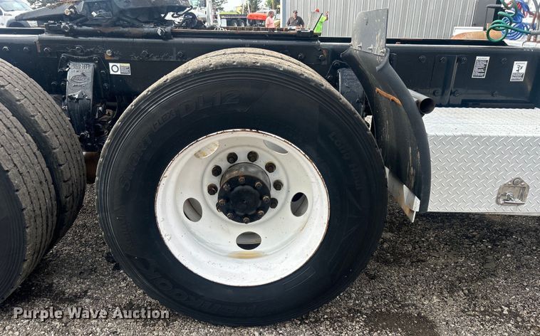 image for item EG1596 2006 Peterbilt  385 semi truck