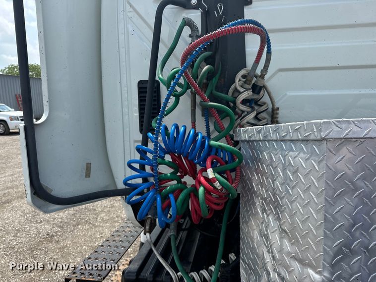 image for item EG1622 2007 International  8600 SBA semi truck