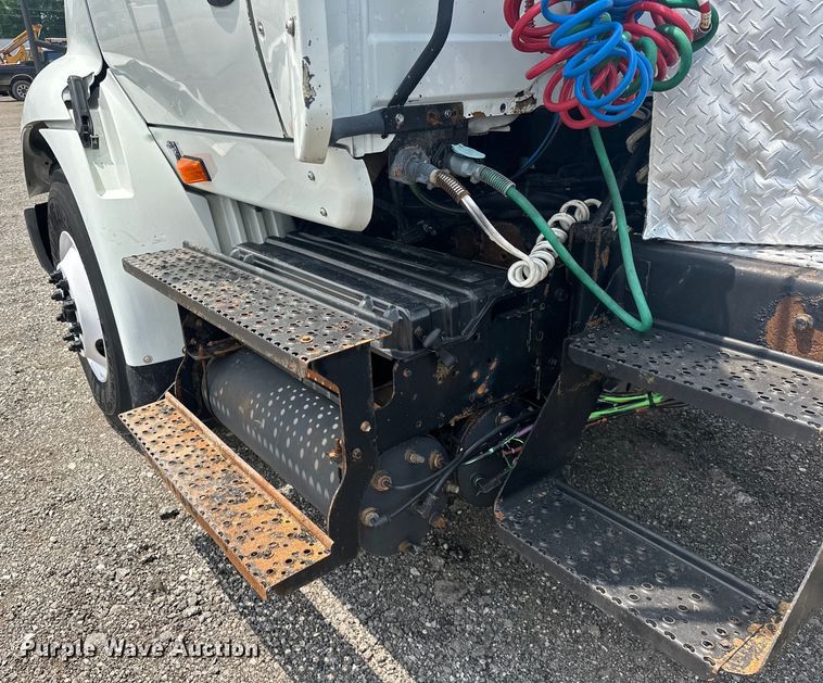 image for item EG1622 2007 International  8600 SBA semi truck