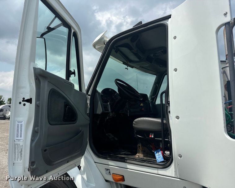 image for item EG1622 2007 International  8600 SBA semi truck