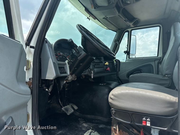 image for item EG1622 2007 International  8600 SBA semi truck