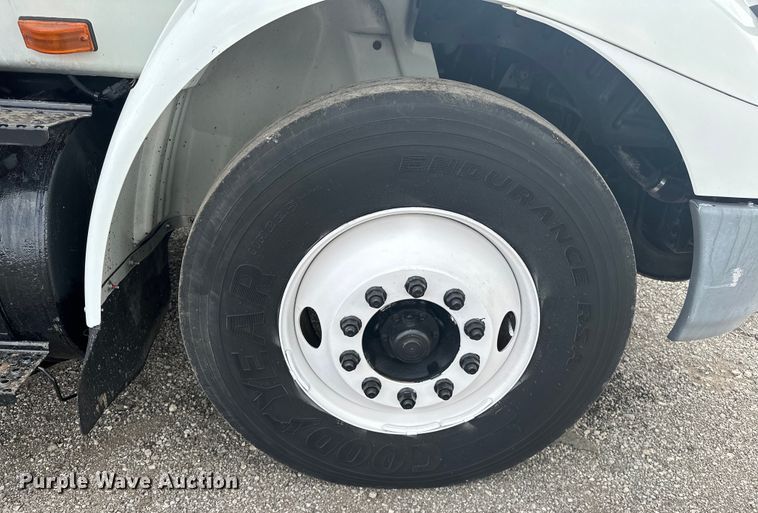 image for item EG1622 2007 International  8600 SBA semi truck