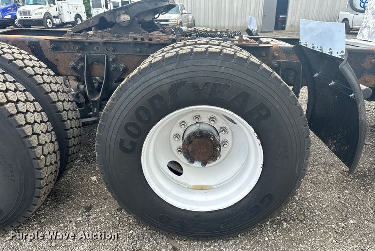 image for item EG1622 2007 International  8600 SBA semi truck