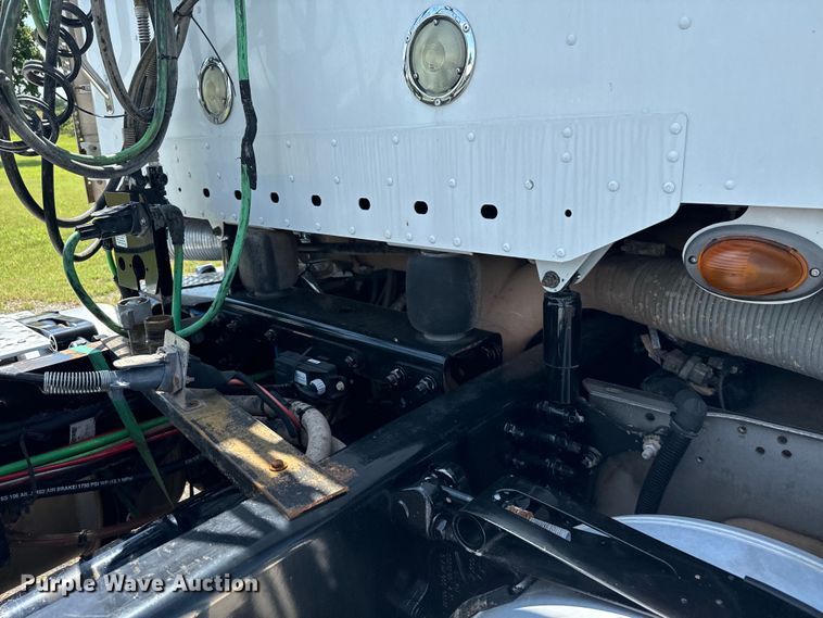 image for item EH3966 2020 Freightliner  122SD semi truck