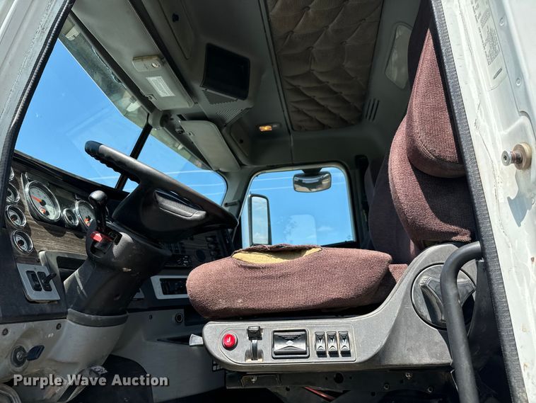 image for item EH3966 2020 Freightliner  122SD semi truck