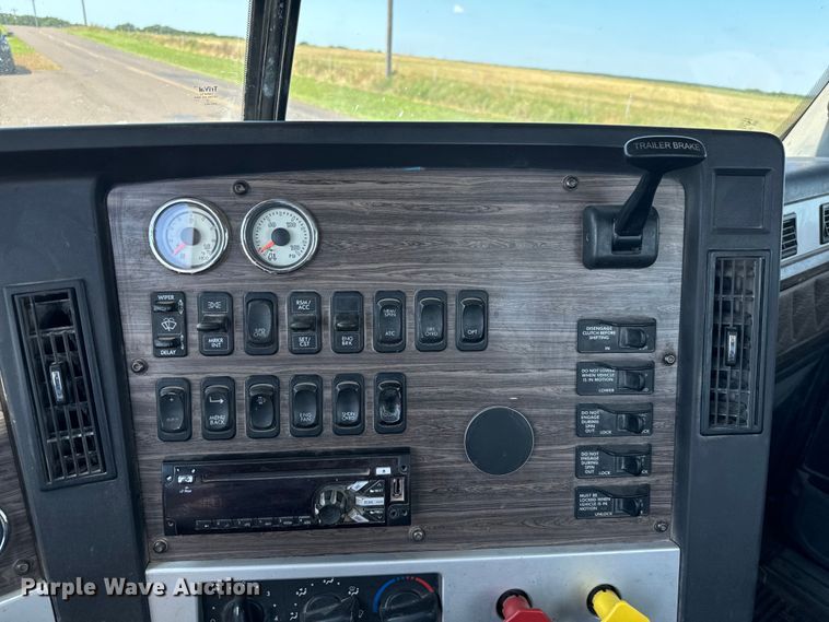 image for item EH3966 2020 Freightliner  122SD semi truck