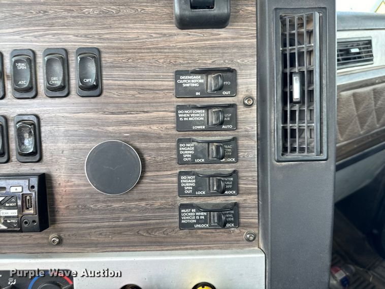 image for item EH3966 2020 Freightliner  122SD semi truck