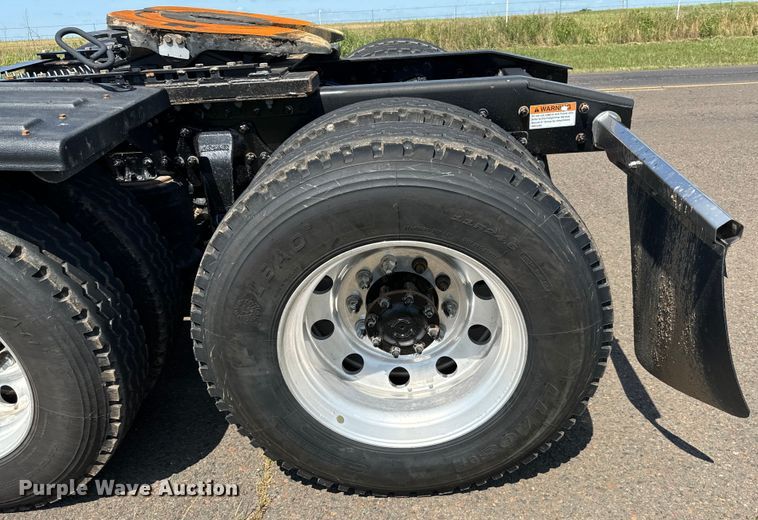 image for item EH3966 2020 Freightliner  122SD semi truck