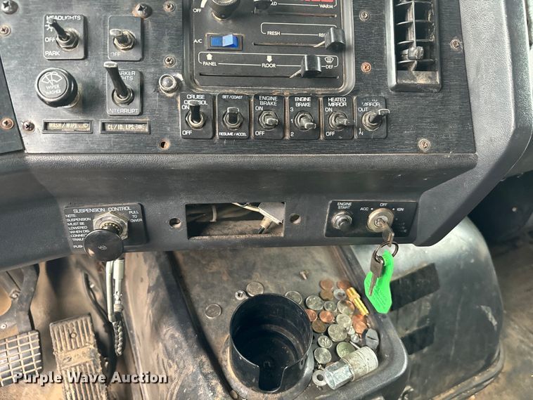 image for item EH3968 1991 White GMC  semi truck