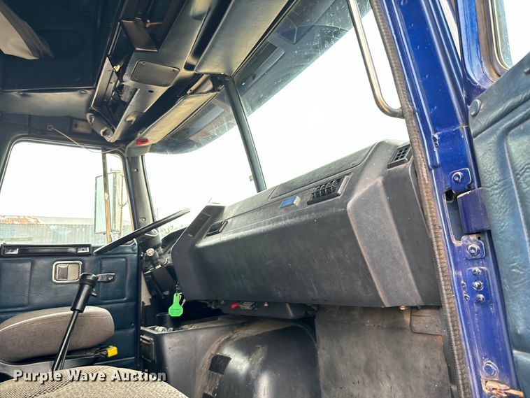 image for item EH3968 1991 White GMC  semi truck