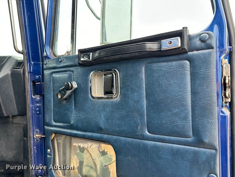 image for item EH3968 1991 White GMC  semi truck