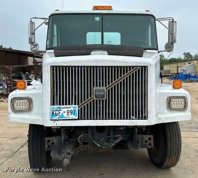 image for item EH3969 1997 Volvo WG Series semi truck