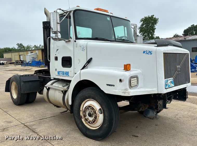 image for item EH3969 1997 Volvo WG Series semi truck