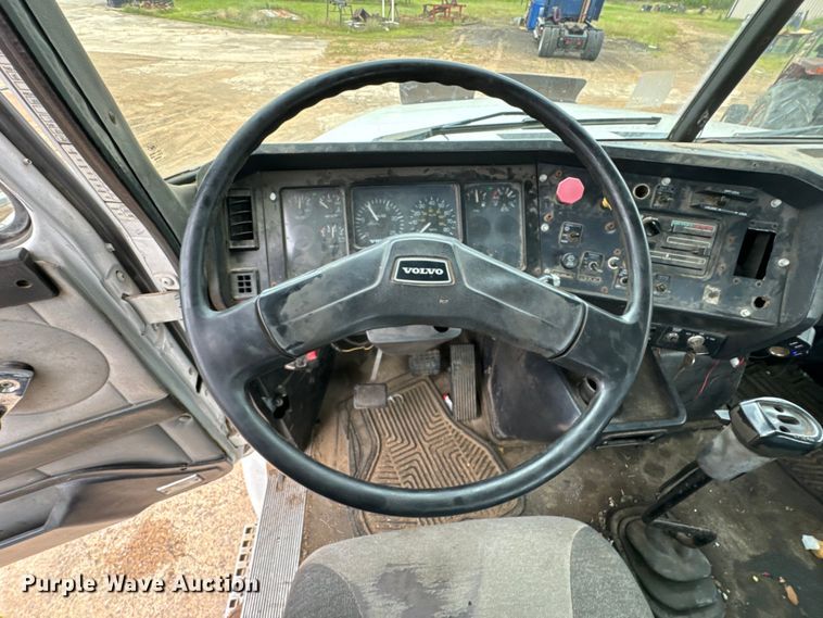 image for item EH3969 1997 Volvo WG Series semi truck