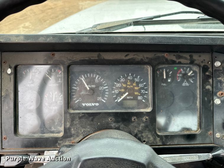 image for item EH3969 1997 Volvo WG Series semi truck