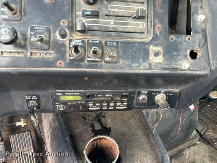 image for item EH3969 1997 Volvo WG Series semi truck