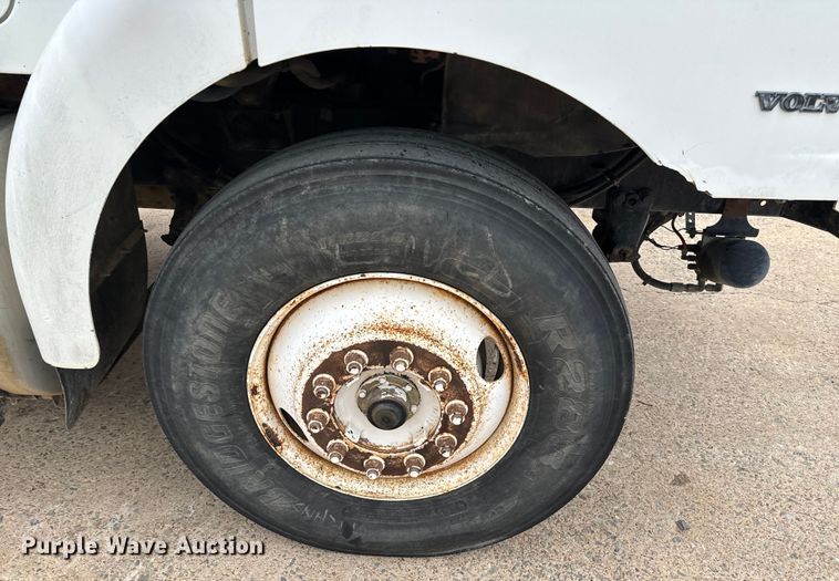 image for item EH3969 1997 Volvo WG Series semi truck