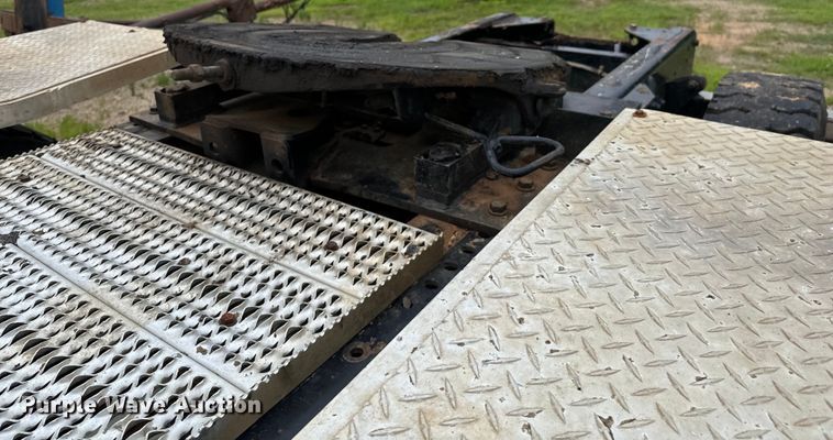 image for item EH3973 2005 Freightliner  FLD semi truck