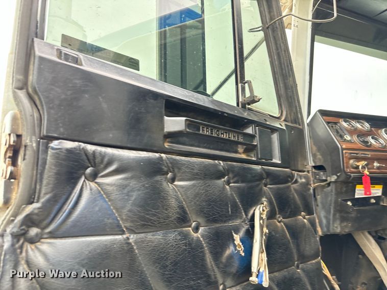 image for item EH3973 2005 Freightliner  FLD semi truck