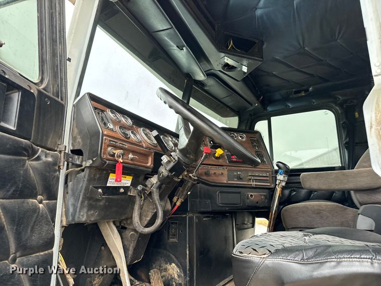 image for item EH3973 2005 Freightliner  FLD semi truck