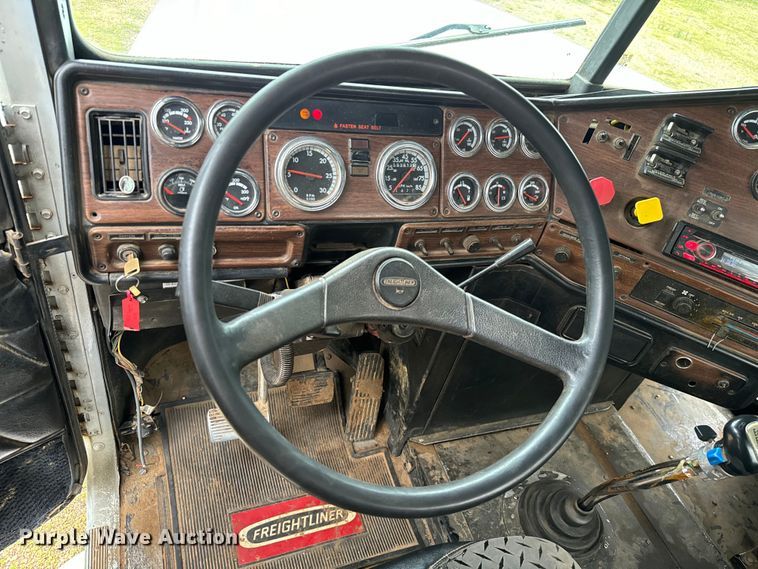 image for item EH3973 2005 Freightliner  FLD semi truck