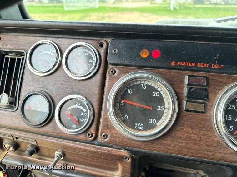 image for item EH3973 2005 Freightliner  FLD semi truck