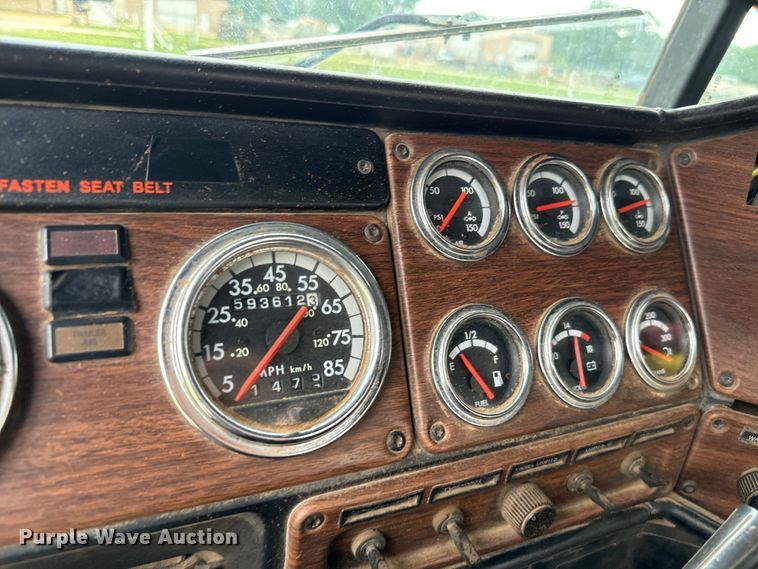 image for item EH3973 2005 Freightliner  FLD semi truck