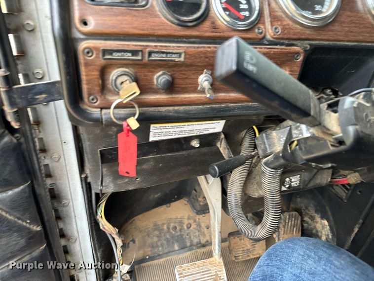 image for item EH3973 2005 Freightliner  FLD semi truck