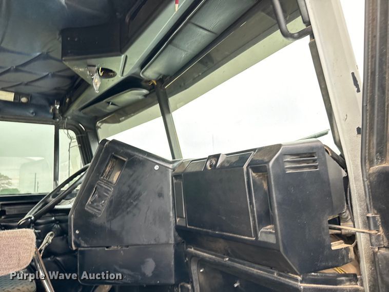 image for item EH3973 2005 Freightliner  FLD semi truck