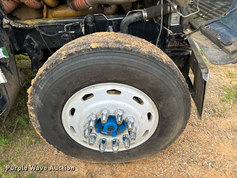 image for item EH3973 2005 Freightliner  FLD semi truck