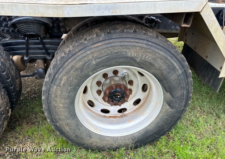 image for item EH3973 2005 Freightliner  FLD semi truck