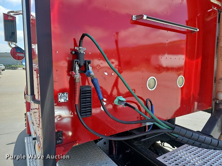 image for item EH5517 2008 International  9200i  semi truck