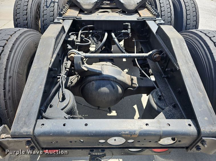 image for item EH5517 2008 International  9200i  semi truck